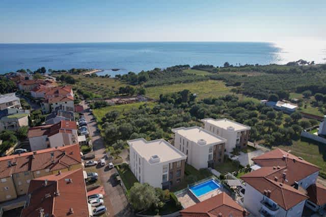 Die Küste von Umag in Istrien bei Sonnenuntergang nahe den Luxus-Wohnungen